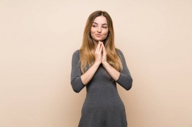 Izole arka plan üzerinde genç kadın bir şey entrika