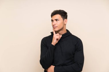 Izole arka plan üzerinde yakışıklı adam bir fikir düşünme