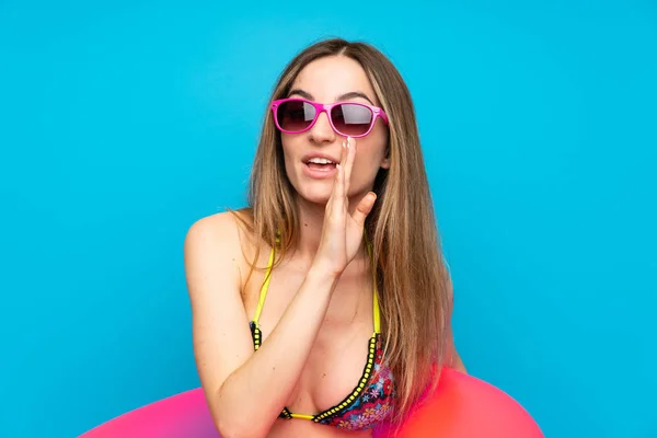 Jonge Vrouw Bikini Zomervakantie Fluisteren Iets — Stockfoto