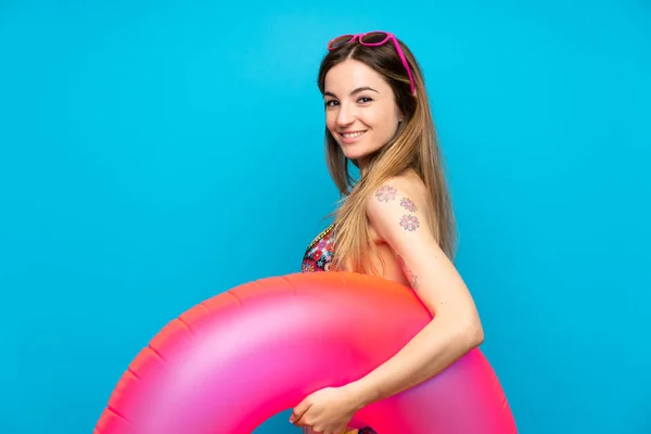 Mujer joven en bikini en vacaciones de verano — Foto de Stock