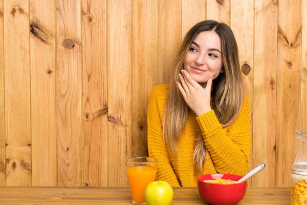 Junge Frau Frühstückt Der Küche Und Denkt Sich Eine Idee — Stockfoto