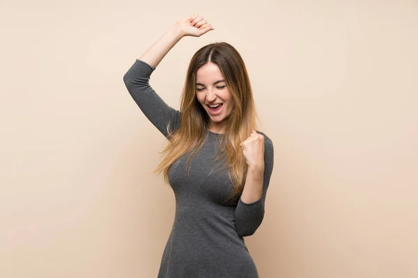 Mujer Joven Sobre Fondo Aislado Celebrando Una Victoria —  Fotos de Stock