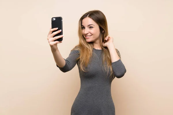 Mujer Joven Sobre Fondo Aislado Haciendo Una Selfie — Foto de Stock