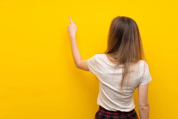 Junge Frau Über Isolierte Gelbe Wand Die Mit Dem Zeigefinger — Stockfoto