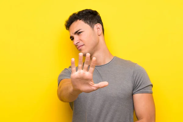 Stilig Man Över Isolerade Gula Väggen Nervös Stretching Händer Framsidan — Stockfoto