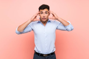 Sürpriz ifade ile pembe arka plan üzerinde Yakışıklı adam