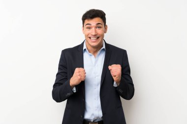 Bir zafer kutluyor izole beyaz duvar üzerinde yakışıklı adam