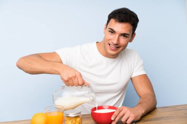 Yakışıklı adam içinde kahvaltı