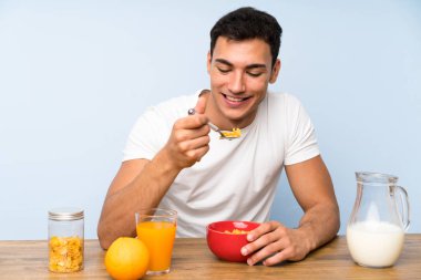 Yakışıklı adam içinde kahvaltı