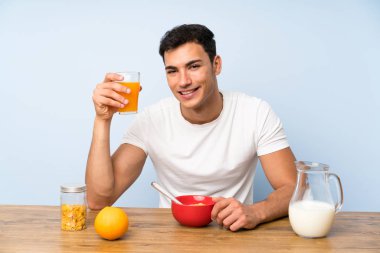 Portakal suyu tutan yakışıklı adam