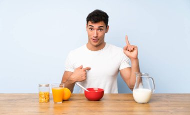 Sürpriz yüz ifadesi ile kahvaltı sahip yakışıklı adam