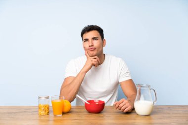 Kahvaltı bir fikir düşünme sahip yakışıklı adam