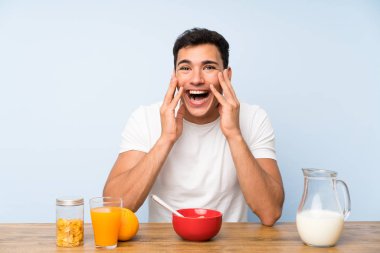 Sürpriz yüz ifadesi ile kahvaltı sahip yakışıklı adam