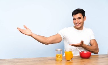 Kahvaltı gelmek için davet için yan eller uzanan yakışıklı adam
