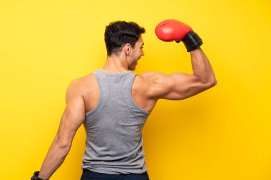 Boks eldiven ile izole arka plan üzerinde yakışıklı spor adam