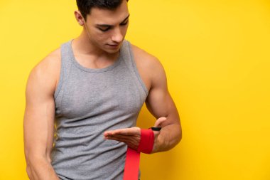 Boks bandaj izole arka plan üzerinde yakışıklı spor adam