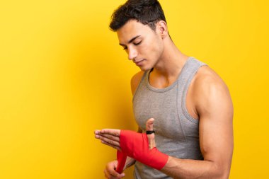 Boks bandaj izole arka plan üzerinde yakışıklı spor adam