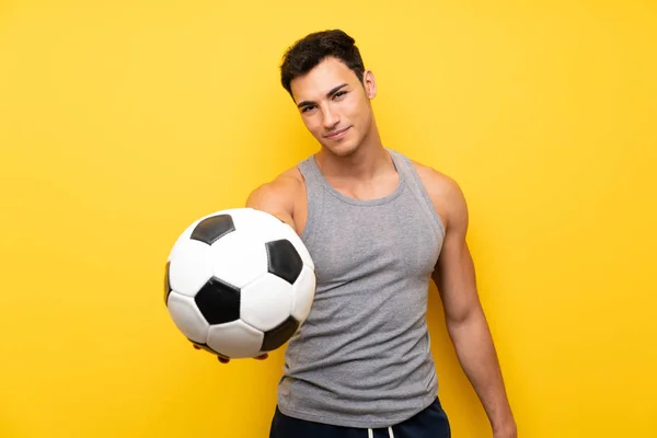 Bonito Homem Esporte Sobre Fundo Isolado Com Uma Bola Futebol — Fotografia de Stock