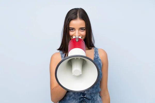 Jonge Vrouw Geïsoleerde Blauwe Muur Schreeuwen Door Een Megafoon — Stockfoto