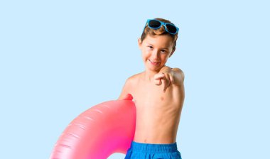 Yaz tatilinde çocuk izole mavi arka planda size parmak puan