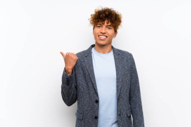 Bir ürün sunmak için yan işaret izole beyaz duvar üzerinde moda African American Man