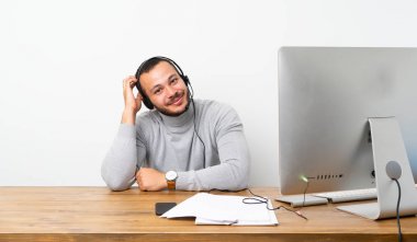 Hayal kırıklığı ve anlayış değil bir ifade ile telemarketer Kolombiyalı adam