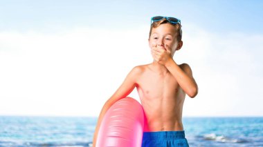 Yaz tatilinde çocuk plajda gülüyor