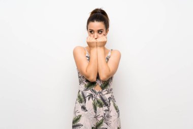 İzole beyaz arka plan üzerinde genç kadın sinir ve ağız eller koyarak korkuyor