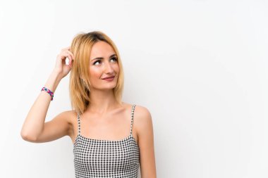 Genç Sarışın kadın üzerinde izole beyaz sahip şüpheler süre çizilmeye kafa