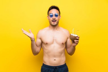 Şok yüz ifadesi ile yaz giysileri yakışıklı genç adam