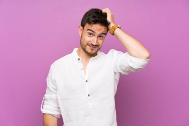 Hayal kırıklığı ve anlayış değil bir ifade ile izole arka plan üzerinde yakışıklı genç adam