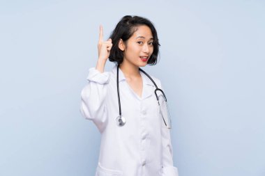 Doktor Asyalı kadın bir parmak yukarı kaldırarak çözüm anlar niyetinde