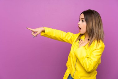 Mor arka planda genç kadın tarafına parmak işaret