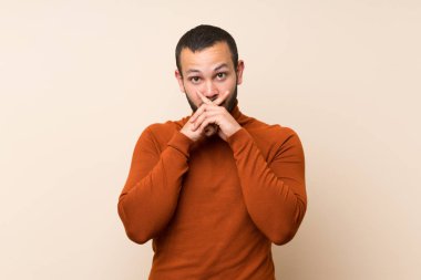 Balıkçı Leneck kazak ile Kolombiyalı adam sessizlik jest bir işareti gösteren