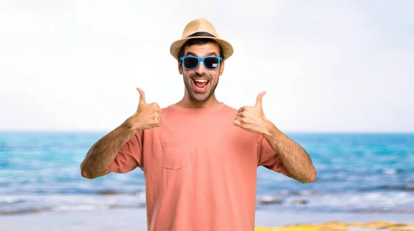 Человек Шляпе Солнцезащитных Очках Летних Каникулах Показывая Большой Палец Вверх — стоковое фото
