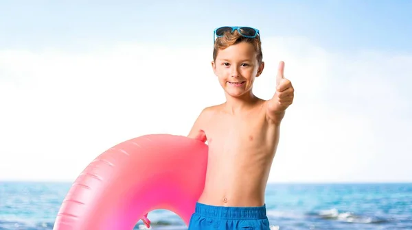 Niño Vacaciones Verano Dando Gesto Hacia Arriba Pulgares Sonriendo Playa —  Fotos de Stock