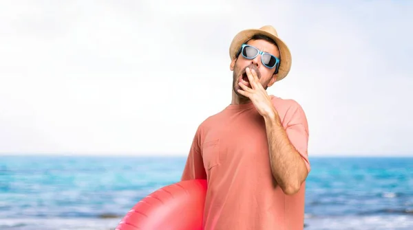 Homem Com Chapéu Óculos Sol Suas Férias Verão Bocejando Cobrindo — Fotografia de Stock