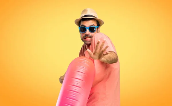 Hombre Con Sombrero Gafas Sol Sus Vacaciones Verano Poco Nervioso —  Fotos de Stock