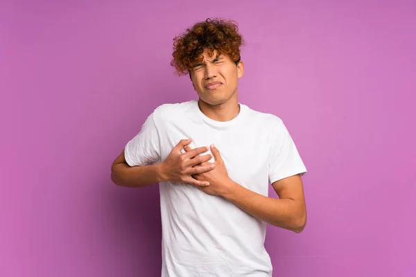 Joven Afroamericano Hombre Sobre Aislado Púrpura Pared Tener Dolor Corazón — Foto de Stock