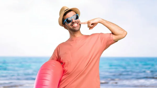 Hombre Con Sombrero Gafas Sol Sus Vacaciones Verano Sonriendo Con —  Fotos de Stock