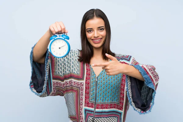 Mujer Joven Sobre Pared Azul Aislado Celebración Reloj Despertador Vintage — Foto de Stock