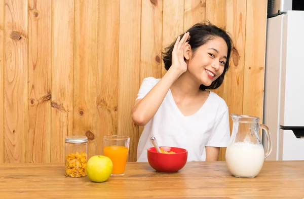 Asiatische Junge Frau Beim Frühstück Milch Hören Etwas — Stockfoto