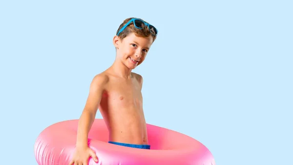 Šťastné Dítě Letních Prázdninách Izolované Modré Pozadí — Stock fotografie