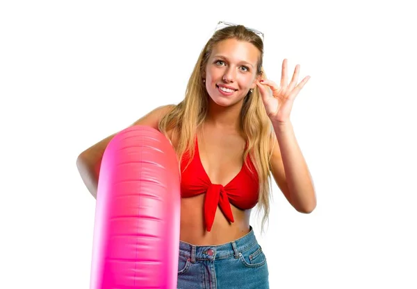 Mulher Loira Férias Verão Fazendo Sinal Fundo Branco Isolado — Fotografia de Stock