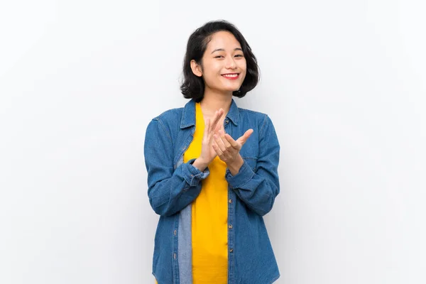 Mujer Joven Asiática Sobre Fondo Blanco Aislado Aplaudiendo Después Presentación —  Fotos de Stock