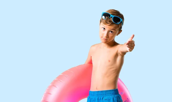 Niño Vacaciones Verano Apretón Manos Después Buen Trato Fondo Azul —  Fotos de Stock