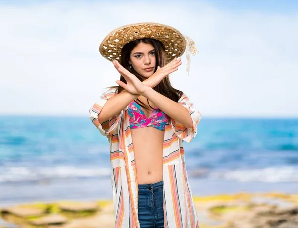 Teenager Mädchen Sommerurlaub Macht Keine Geste Strand — Stockfoto