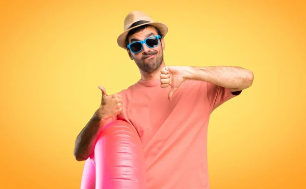 Hombre Con Sombrero Gafas Sol Sus Vacaciones Verano Haciendo Buena —  Fotos de Stock