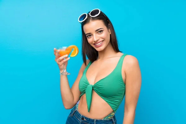 Junge Frau im Badeanzug in den Sommerferien mit einem Cocktail — Stockfoto