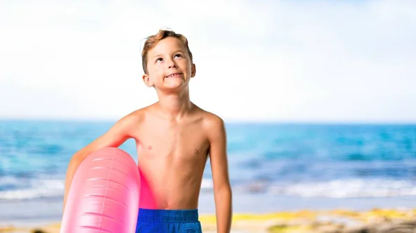 Enfant Vacances Été Stand Regarder Vers Haut Plage — Photo